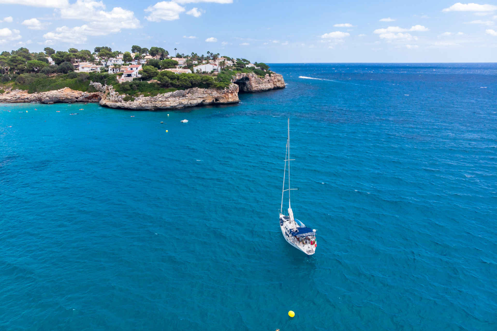 cala mendia katamaran im wasser auf mallorca spanien