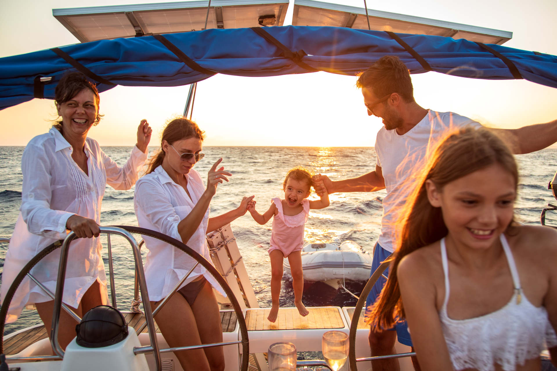 Familie auf Segelyacht am Urlaub machen