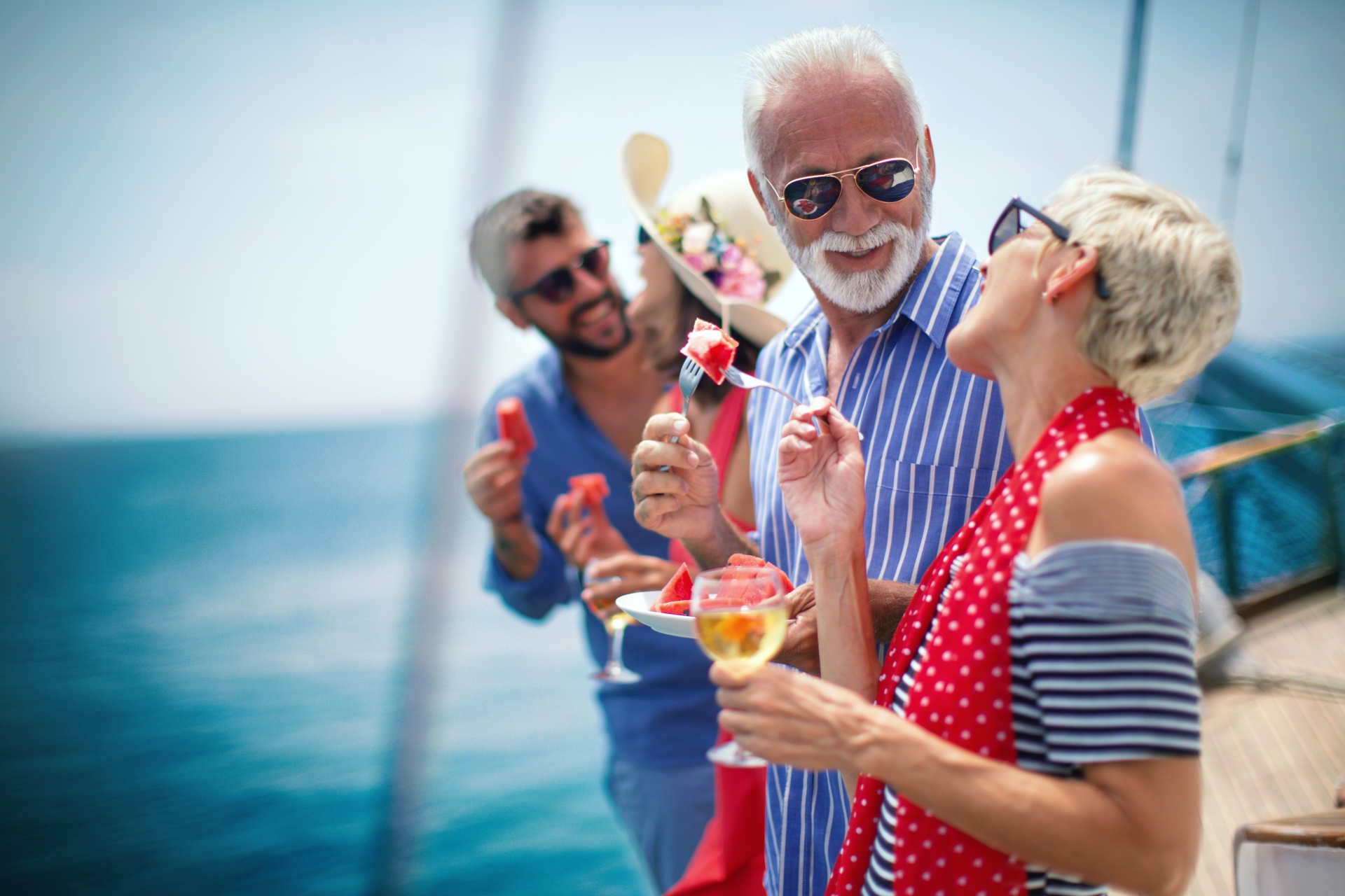 paar auf segeltörn über 50