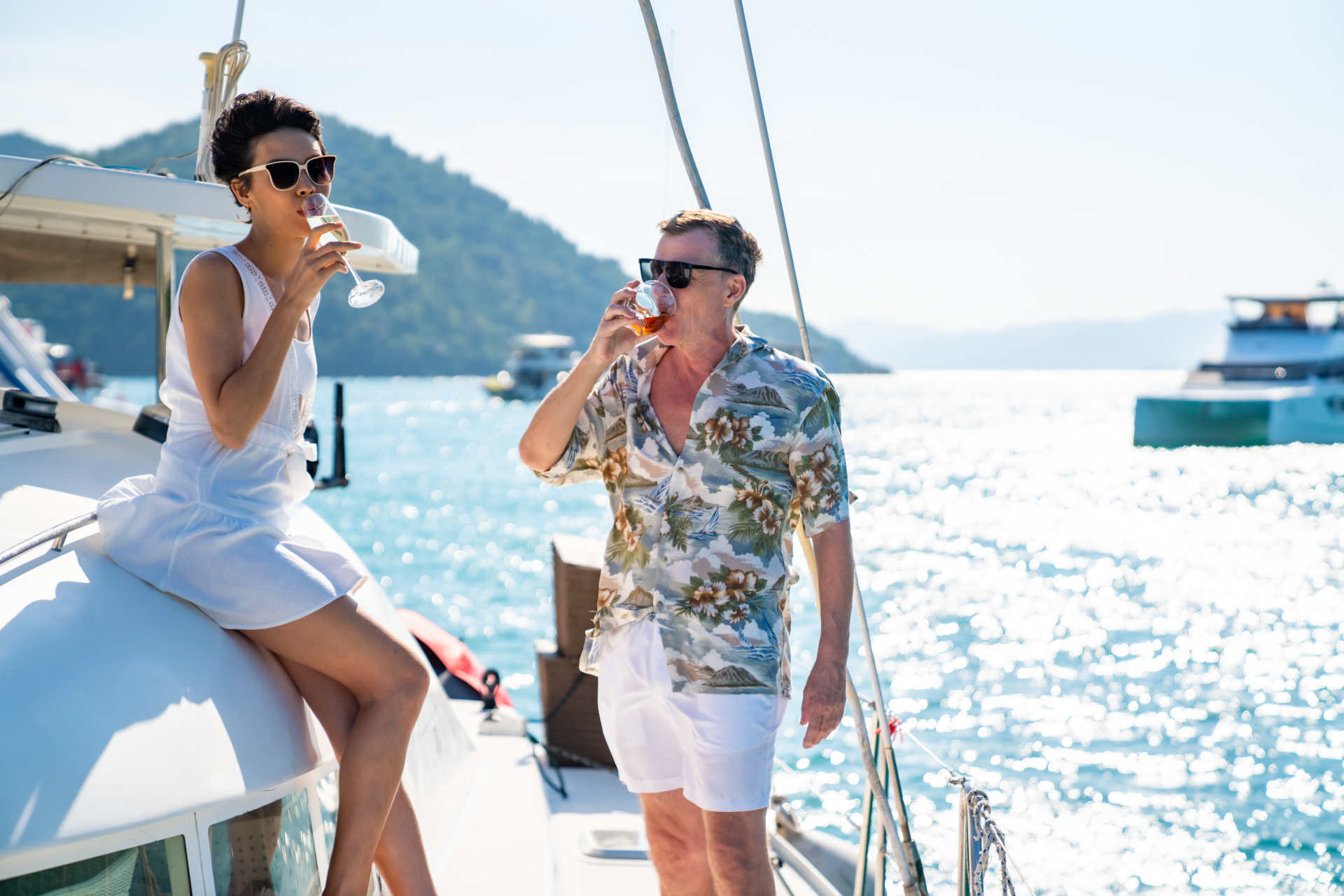 Paar genießt drink vor Katamaran in Spanien Mallorca