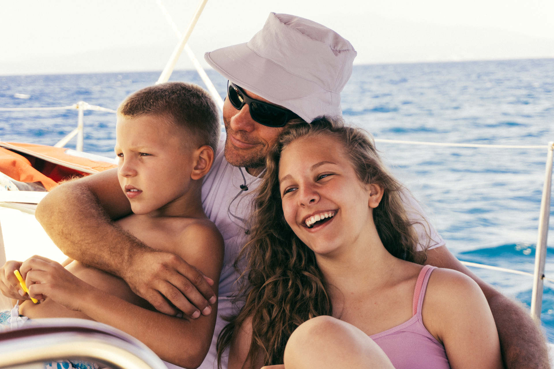 Vater mit Kindern im Familienurlaub Mallorca